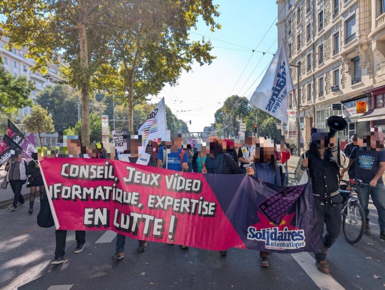 Photo d'une manifestation avec au premier plan une banderole Solidaires Informatique : Conseil, jeux video, informatique en lutte !