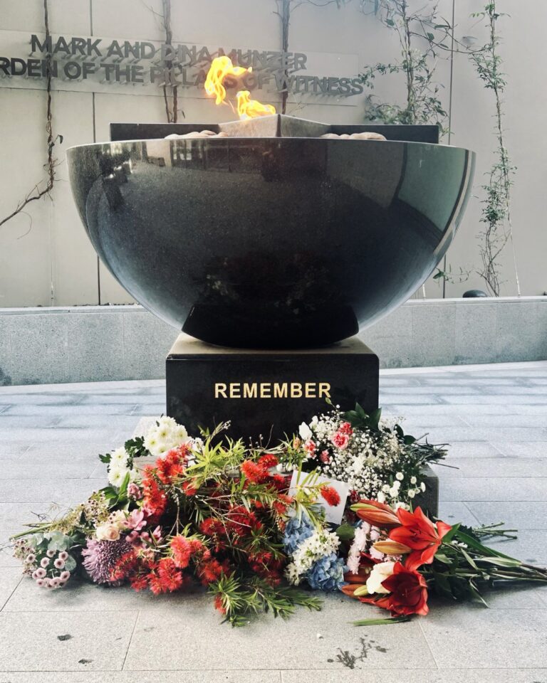 Des fleurs sur une mémoriel pour les victimes.